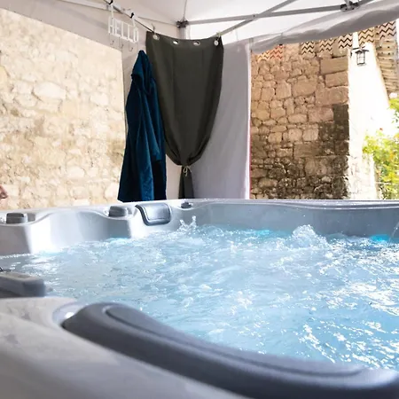 Holiday home Romantique Avec Jacuzzi Privatif - Centerparc A Proximite